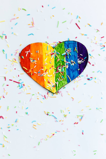 Kaksi sydäntä Lgbt lippu sateenkaaren sydämen muoto sokeri ripottelee valkoinen
 - Valokuva, kuva