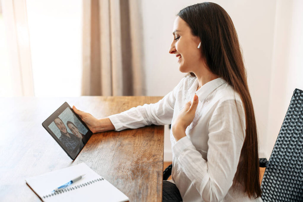 Woman using a tablet for video call - Foto, imagen