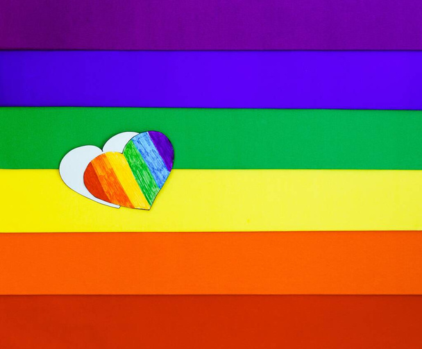 LGBT bayrak gökkuşağı renklerinde kağıt desenleri. Tasarım için LGBT kavramı. Eşcinsel gökkuşağı LGBT bayrak tasarımı geçmişi. LGBT hareketinin sembolü. - Fotoğraf, Görsel