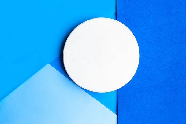 Plantilla de maqueta redonda sobre fondo azul geométrico. Concepto mínimo. Copiar espacio para el texto
 - Foto, imagen