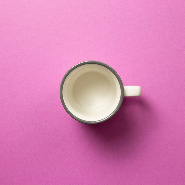 Leere Tasse auf rosa Hintergrund. Ansicht von oben, Kopierraum - Foto, Bild