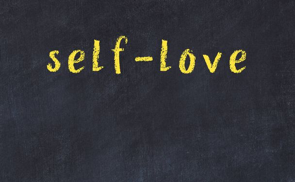 Musta liitutaulu kirjoitus self-love on
 - Valokuva, kuva