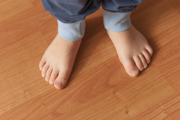 Gros plan de petits pieds nus d'un garçon debout de trois ans
 - Photo, image