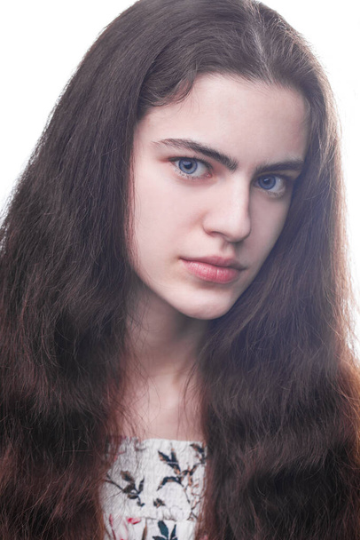 Portret młodej pięknej brunetki bez makijażu - odizolowany na białym tle - Zdjęcie, obraz