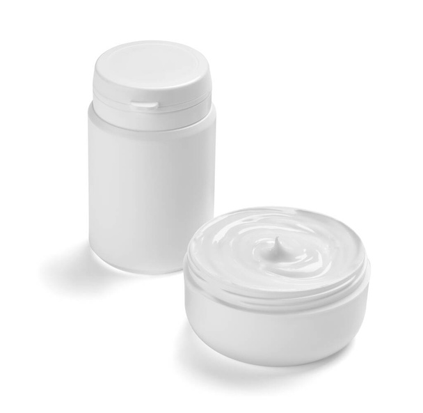 primer plano de un recipiente blanco crema de belleza y tubo sobre fondo blanco - Foto, Imagen