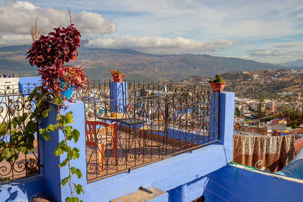 Kattoterassi ympäröi kukkia perinteisen talon Chefchaouen, Marokko. Näkökulma Medina Sinisen kaupungin vuoristossa Pohjois-Afrikassa
 - Valokuva, kuva