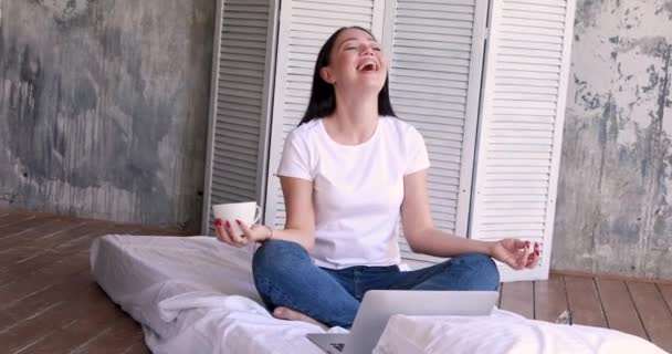 Leuke lachende vrouw met digitale tablet thuis. Student meisje lezen of zoeken recept. - Video