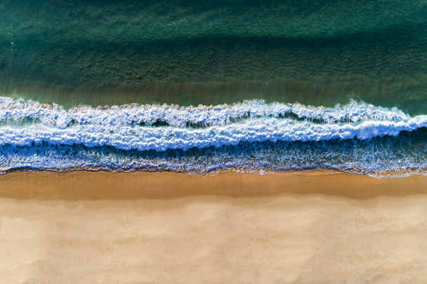 Vue aérienne d'une vague se brisant au bord de la plage de Comporta au Portugal
. - Photo, image