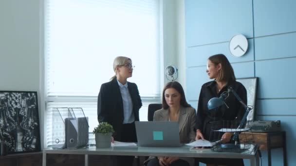  Женщины на деловой встрече обсуждают с коллегами новый проект
 - Кадры, видео