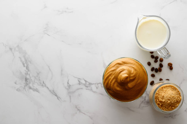 Koreai kávét. Jeges Dalgona kávé a könnyű asztalon. Trendi frissítő krémes tejszínhabos kávé. - Fotó, kép