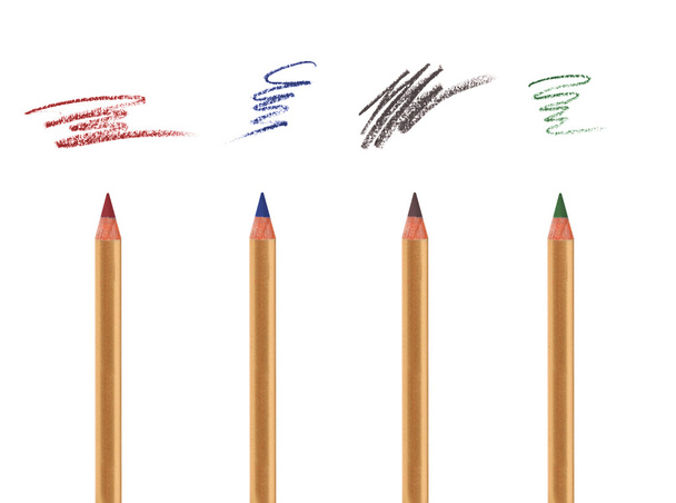 Quatre crayons cosmétiques isolés sur du blanc avec des traits d'échantillon. Doublure des yeux, des sourcils et des lèvres
. - Photo, image