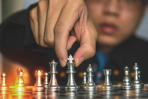 negocio Los jóvenes están caminando ajedrez para jugar con éxito en la competencia Conceptos de planificación de marketing, estrategia, gestión de la organización o liderazgo
 - Foto, Imagen