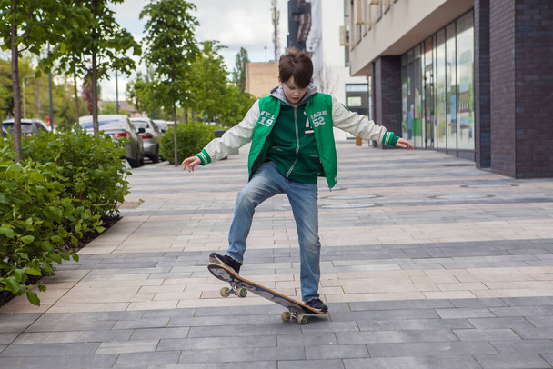 Een jongen die skateboardt. Risico, levensstijl - Foto, afbeelding