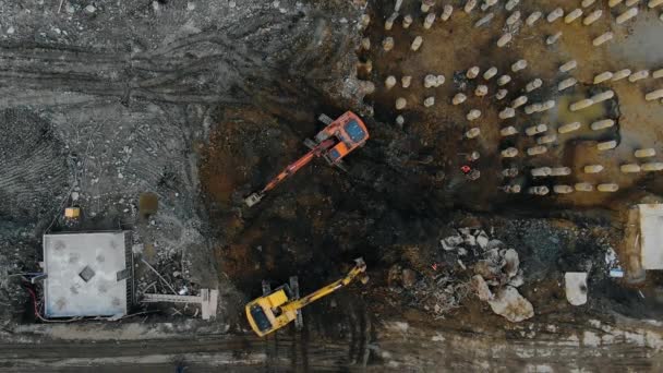 escavadoras vista superior drone cavando poço para a fundação de construção para um edifício de vários andares
 - Filmagem, Vídeo