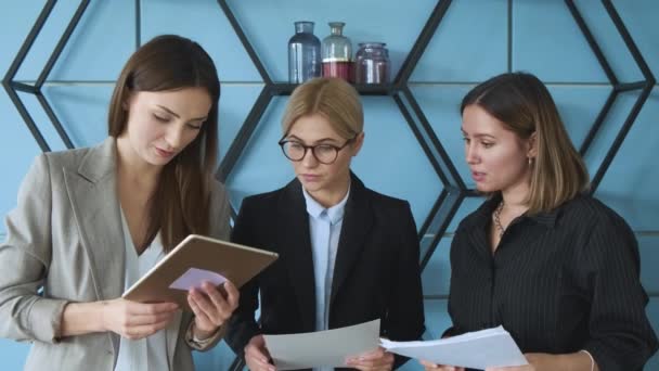 Meninas bonitas se comunicam em pausa no trabalho. Três mulheres de negócios discutem trabalho
 - Filmagem, Vídeo