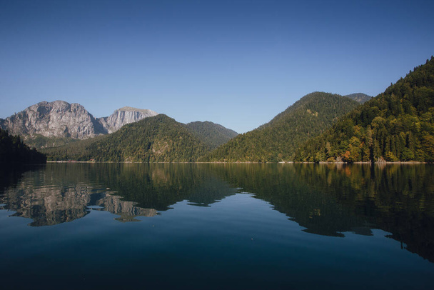 the lake, forest and mountains - Φωτογραφία, εικόνα