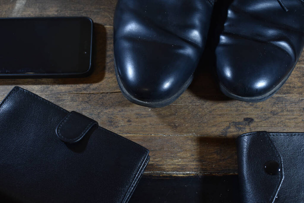 черный мужской гардероб. обувь, бумажник, телефон
 - Фото, изображение