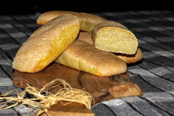 Sült arany kenyér kenyér egy fa vágódeszkán. - Fotó, kép