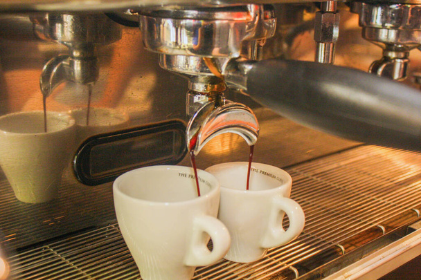 dos tazas de café en la máquina de café
 - Foto, imagen