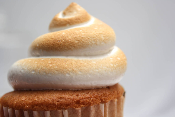 Close up cupcake with burnt meringue - 写真・画像