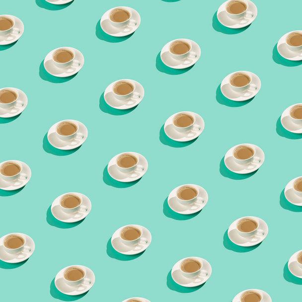 Nahtloses Muster weißer Kaffeebecher mit Milch auf abstraktem Pastell-Mint-Hintergrund. Kreatives Minimalkonzept. - Foto, Bild