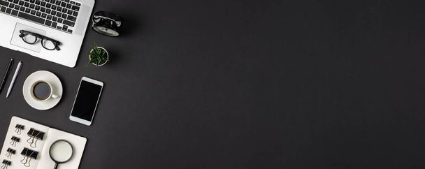 Vista aerea di scrivania pulita ufficio nero con computer portatile e schermo smartphone vuoto e grande spazio copia. astratto buio minimo posto di lavoro piatto laici
. - Foto, immagini
