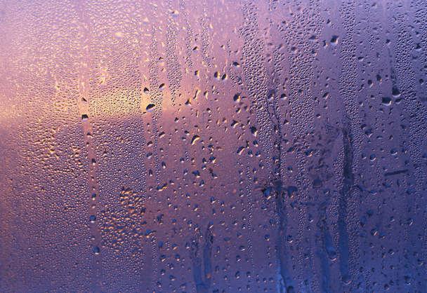 waterdruppels en zonlicht op glas - Foto, afbeelding