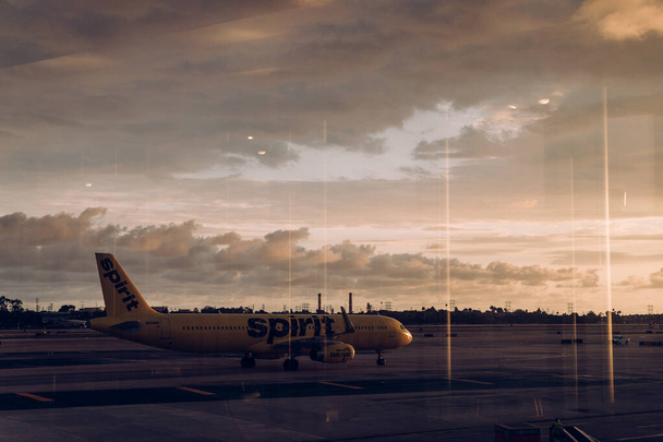 Los Angeles, USA - October 5, 2015: Spirit Airplane On Runway Against Sky During Sunset at the Los Angeles Airport - Zdjęcie, obraz
