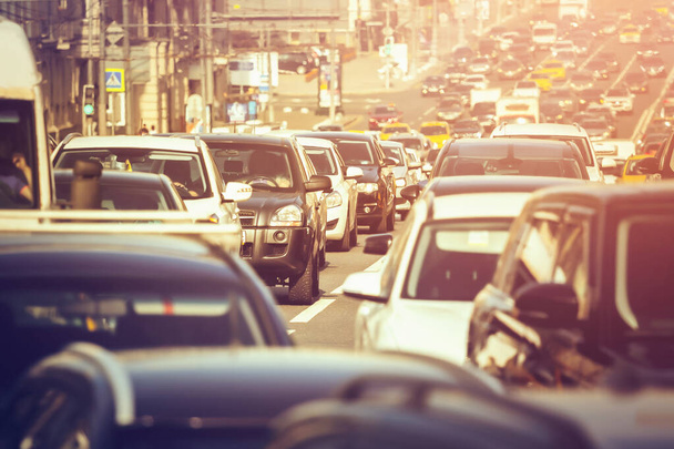 Spousta aut stojí v dopravní zácpě při západu slunce - Fotografie, Obrázek