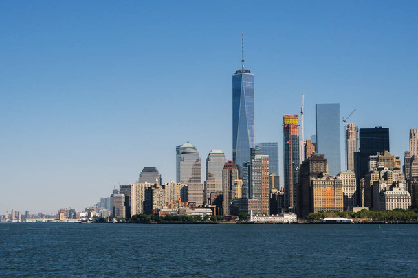 New York, USA - September 23, 2015: View of the world center of Manhattan in New York City from Brooklyn. - Foto, afbeelding