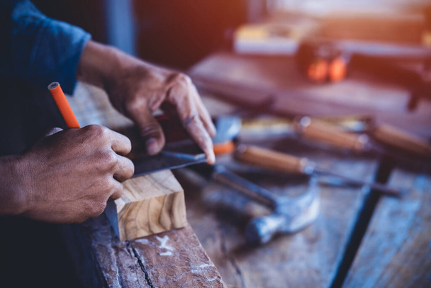 Carpintero de madera cortada para transformar para hacer muebles. Trabajos de carpintería en maquinaria de carpintería
. - Foto, Imagen