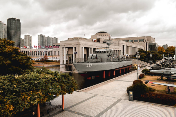 Statki i odrzutowce przed pomnikiem wojny koreańskiej w Seulu Korea Południowa - Zdjęcie, obraz