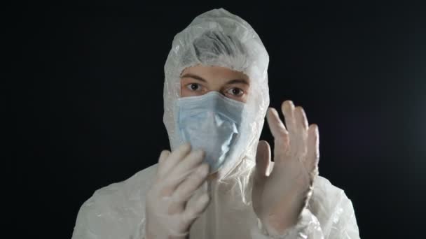 lékař v ochranném antivirovém obleku a maskách tleská, boj proti pandemii koronaviru covid-19 - Záběry, video