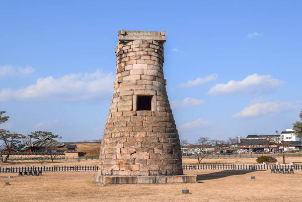Antigua torre del observatorio estelar coreano de piedra en Gyeongju Corea del Sur
 - Foto, Imagen