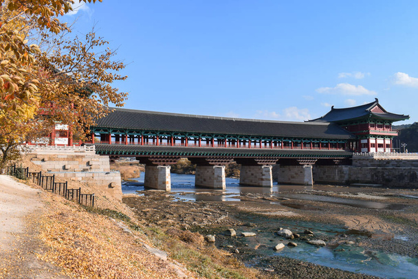 Nieuw gereconstrueerde traditionele Koreaanse brug van hout en steen in Gyeongju Zuid-Korea - Foto, afbeelding