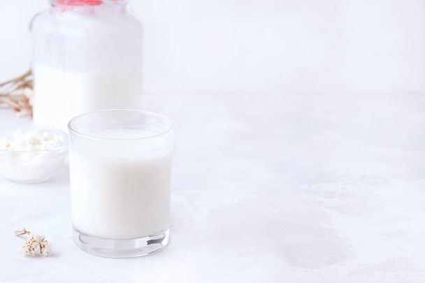 produtos lácteos sobre um fundo branco. espaço de cópia
 - Foto, Imagem