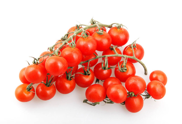 Tomates cherry orgánicos frescos aislados sobre fondo blanco. El tomate cereza es considerado como una variedad botánica de la baya cultivada, Solanum lycopersicum var. cerasiforme
 - Foto, imagen