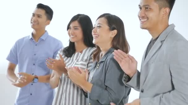 Fiatal üzletemberek csoportja tapsol - Felvétel, videó