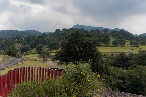Тепотлан, Мексика, екологічний парк Лос-Аркос-дель-Сітіо, де можна практикувати екотуризм і сімейну діяльність на красивих зелених ділянках навколо акведука.  - Фото, зображення