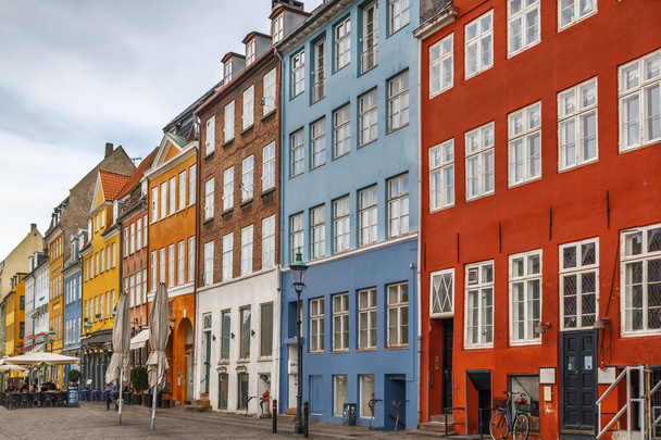 Красочный фасад здания вдоль канала Нюхавн в Копенгагене, Дания
 - Фото, изображение