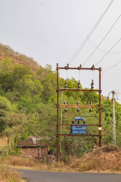 un transformateur électrique dans un village indien typique, installé sur un bord de route
. - Photo, image