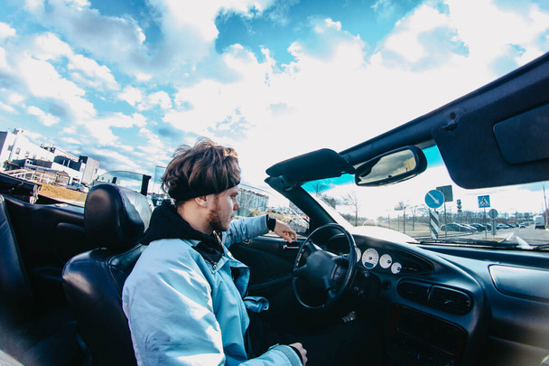 jonge man rijden cabriolet op zonnige zomerdag, reisconcept - Foto, afbeelding