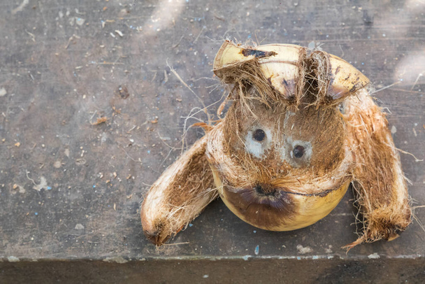ココナッツのような果物の面白い表情が肌を剥離しながら - 写真・画像