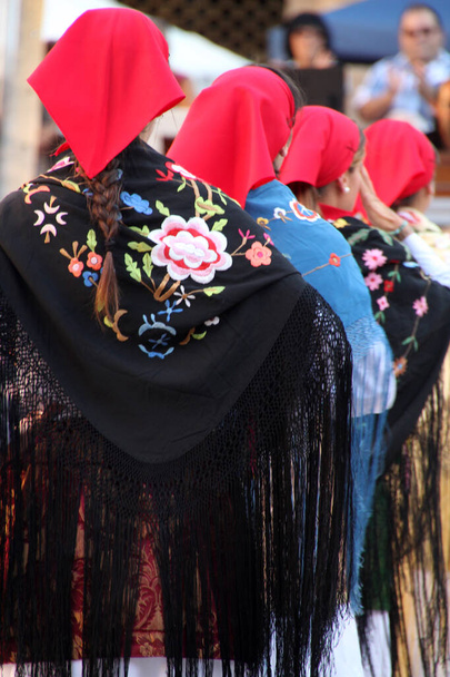 danza tradicional vasca en un festival folclórico - Foto, imagen