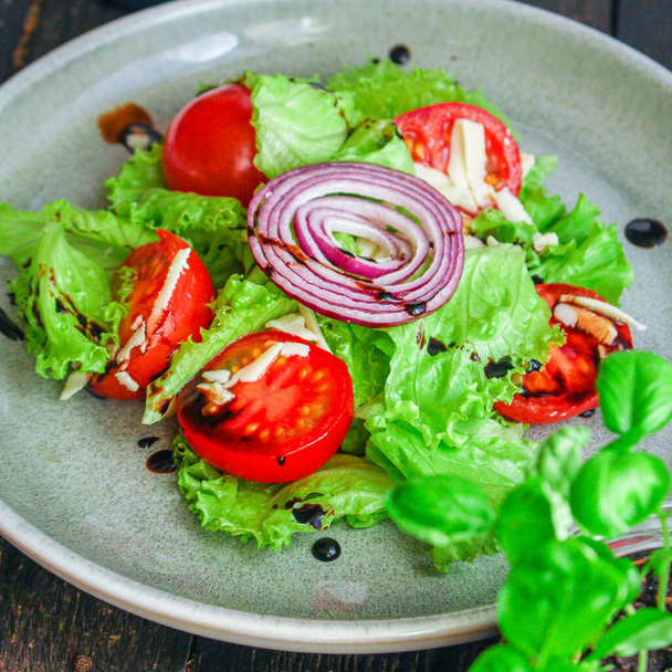 Gesunder Salat, Blättermischsalat (Mischung aus Mikrogemüse, Gurken, Tomaten und anderen Zutaten) Keto oder Paläo-Diät Lebensmittel Hintergrundkopierraum  - Foto, Bild