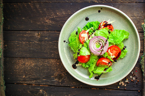Gesunder Salat, Blättermischsalat (Mischung aus Mikrogemüse, Gurken, Tomaten und anderen Zutaten) Keto oder Paläo-Diät Lebensmittel Hintergrundkopierraum  - Foto, Bild