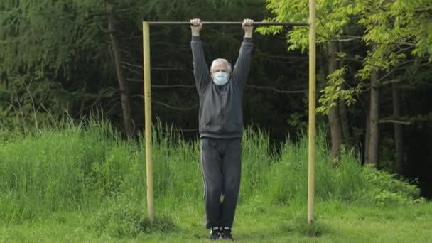 Actieve oudere oude man doen stretching fysieke oefeningen in coronavirus quarantaine - Video