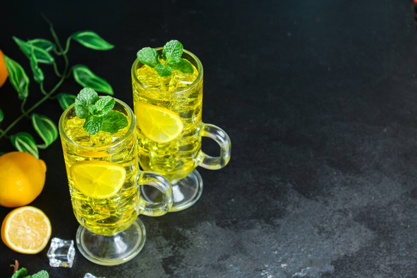 λεμονάδα, λεμόνι παγωμένο ποτόMenu έννοια υγιεινή διατροφή. food background top view αντιγραφή χώρου για κείμενο - Φωτογραφία, εικόνα