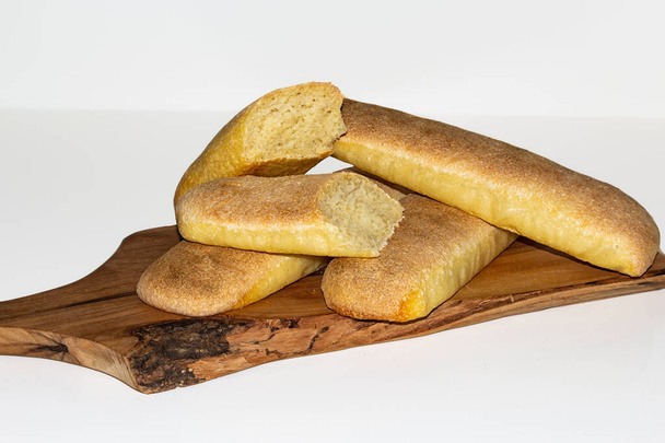 Sült arany kenyér kenyér egy fa vágódeszkán. - Fotó, kép