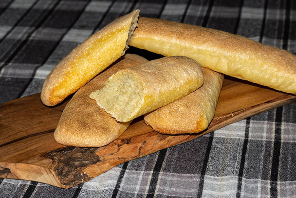 pain doré cuit au four sur une planche à découper en bois
. - Photo, image